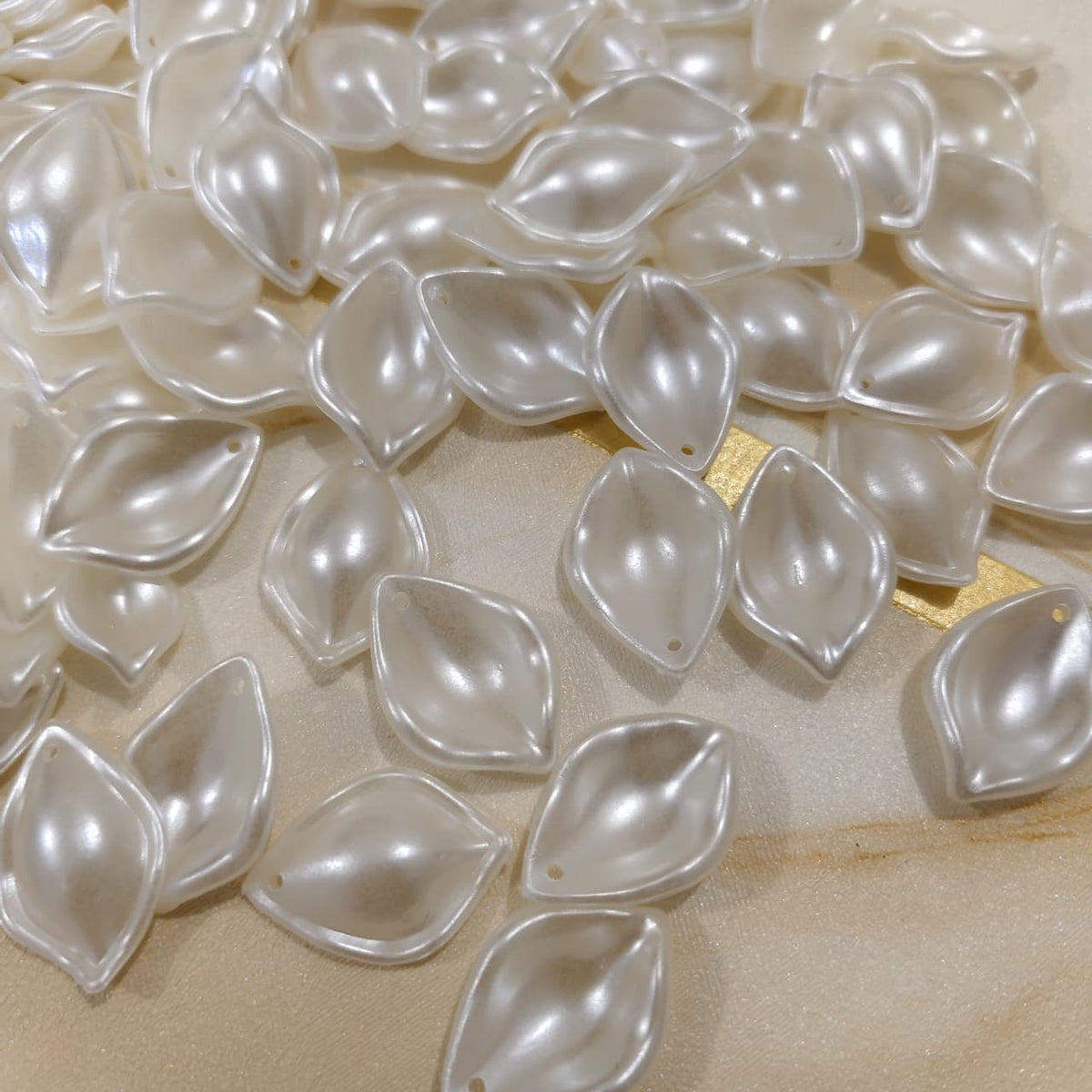 Pearl Mini Petals-White Main image